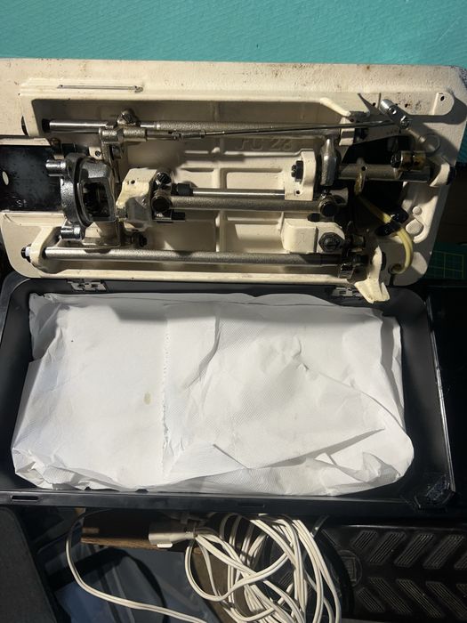 Maquina de custura a funcionar muito bem