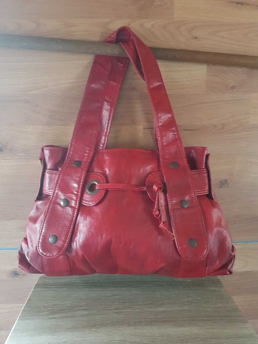 Czerwona damska torebka