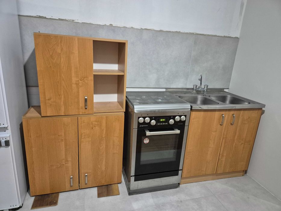 Meble kuchenne z kuchenką i zlewem