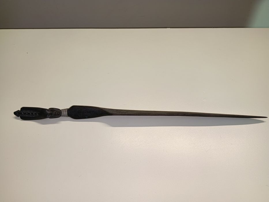 Faca para abrir cartas em pau preto. Arte artesanal africana. Nun