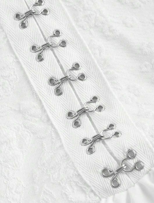 Сукня з відкритими плечима.