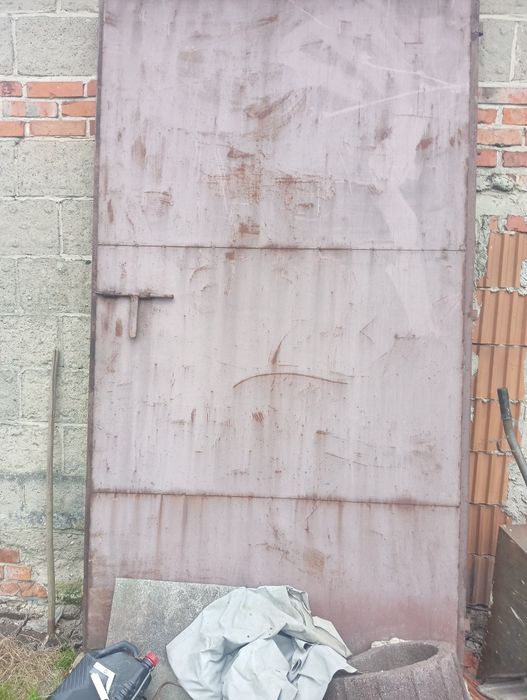 Brama wjazdowa z drzwiami, metalowa