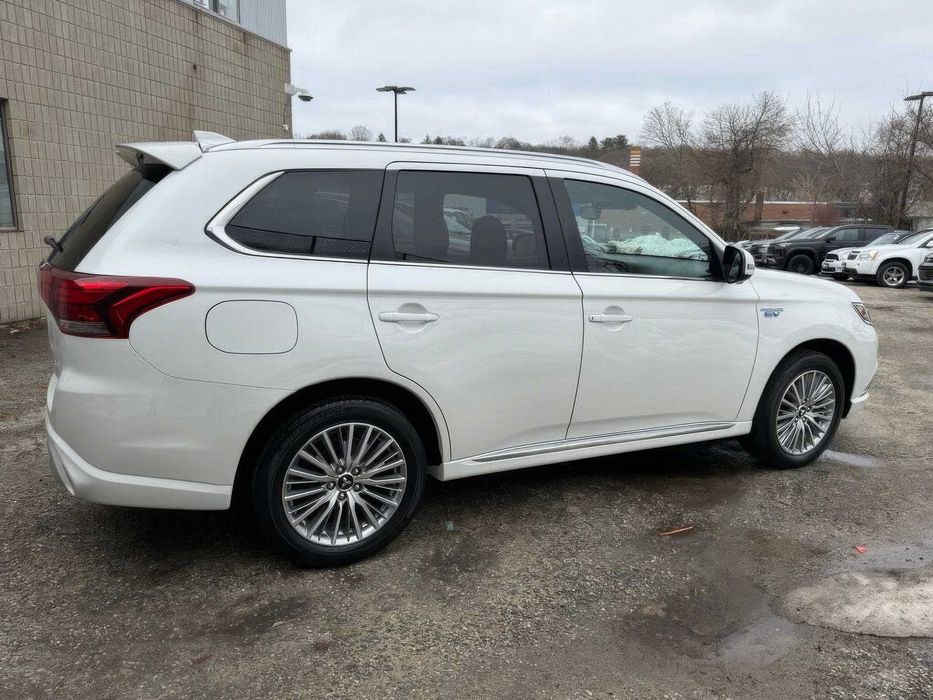 Mitsubishi Outlander PHEV      2020