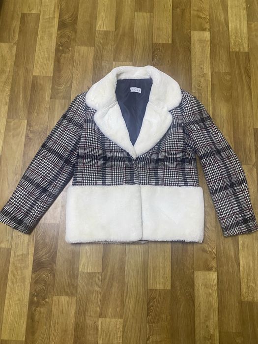 Укорочене пальто з елементами штучного хутра від бренду VOVK