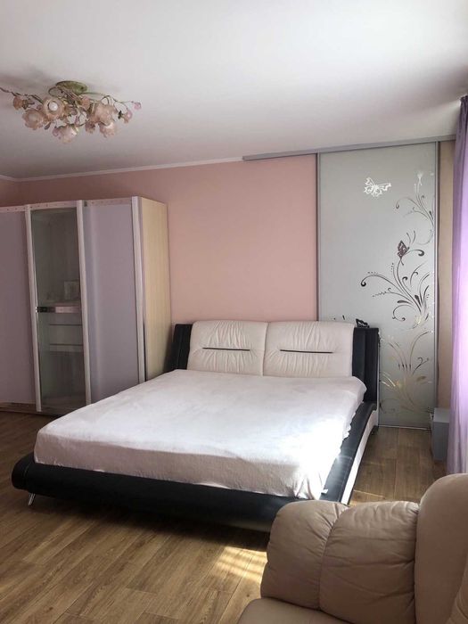 Продам 2-поверховий будинок 5 кімн. з капремонтом, вул. Ріхтера