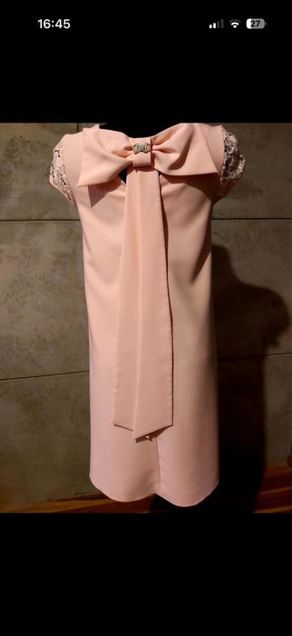 Śliczna sukienka z kokardą