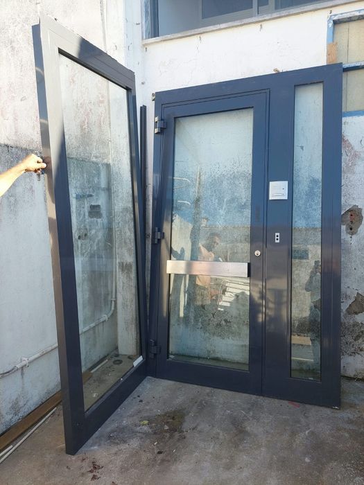 Porta de Entrada em Alumínio Cinza Antracite (2.40m) c/ Painéis e Vidro Duplo – Como Nova (c/ Entrega)