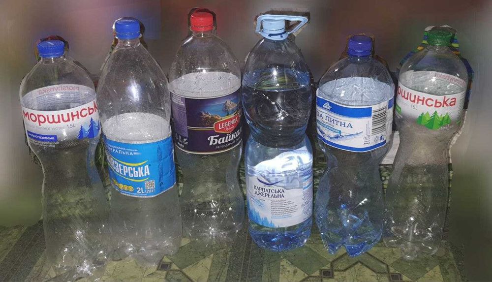Продаются пластиковые бутылки.