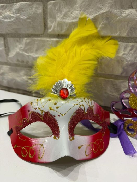 Карнавальні маски нові