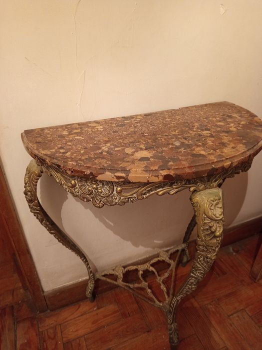 Mesa de apoio em mármore