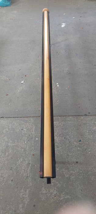 Estantes em metal e madeira