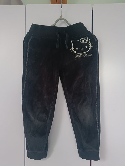 Czarne spodnie dresowe welurowe Hello Kitty, 5-6 lat m-ki George