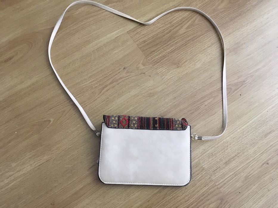 Torebka damska do letnich stylizacji ecru na pasku