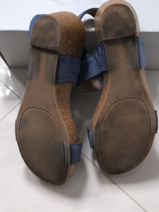 Sandały na koturnie. Clara Barson.