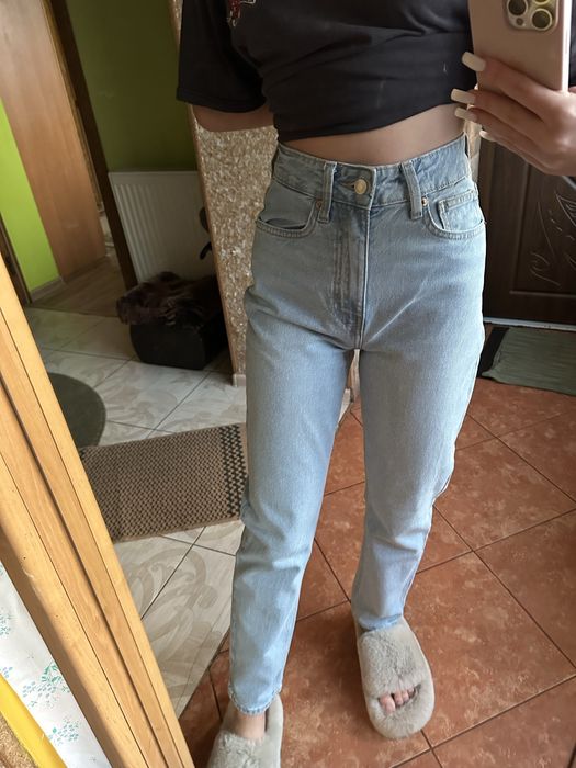 Джинси блакитні.