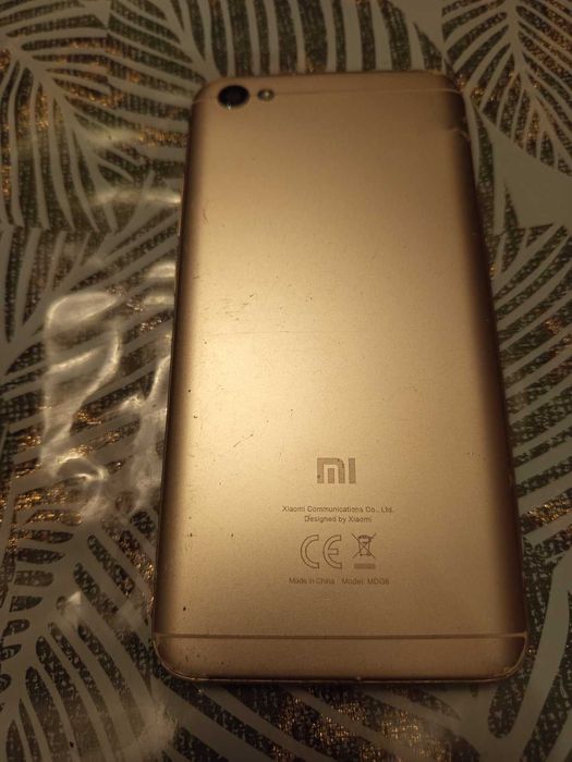 Телефон Xiaomi MDG 6 32GB все працює,є тріщина,не має слота sim карти!