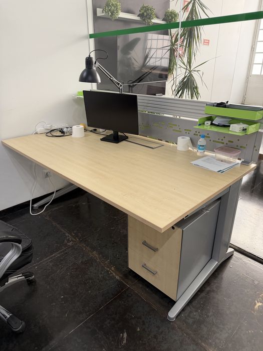 Secretaria com gavetas