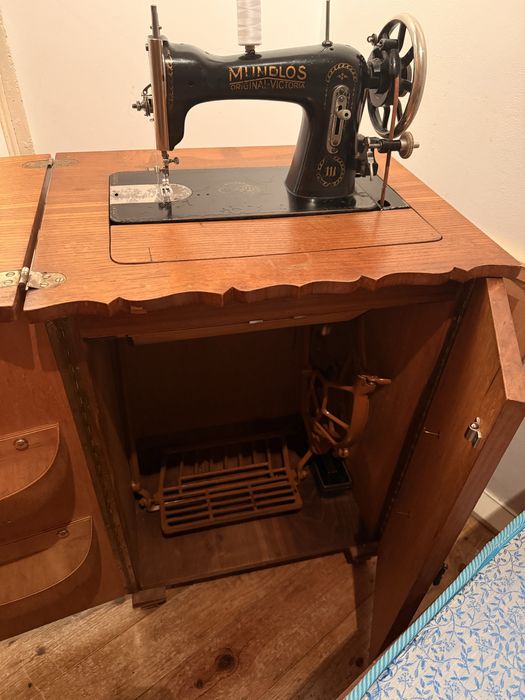Maquina Costura Antiga + Linhas antigas