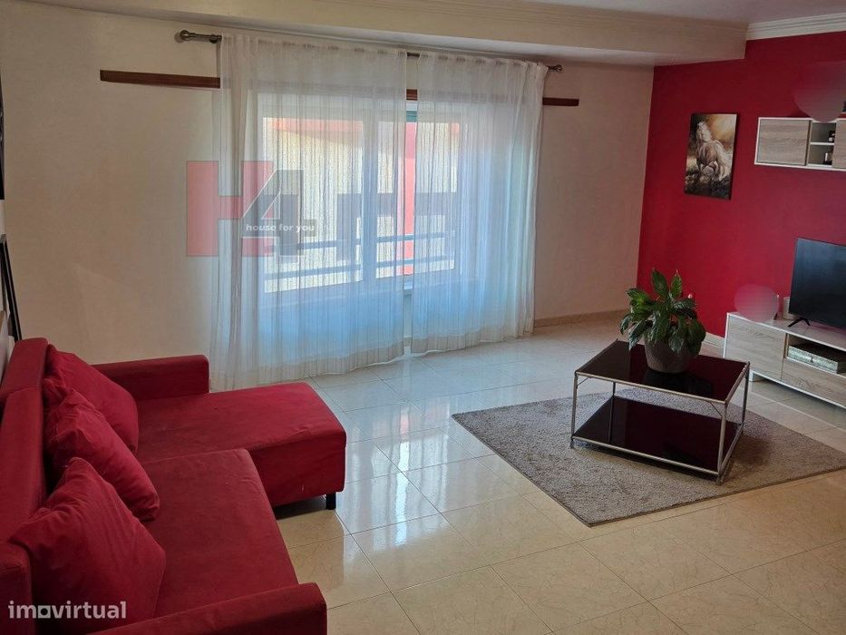 T2 com box e ótima localização na Amadora