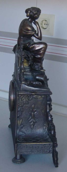Caixa de Relógio de mesa antigo, figurativo, em bronze escuro patinado