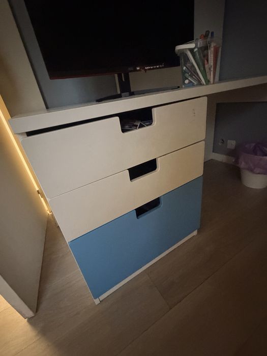 Cama com secretaria e modelus gavetas ikea