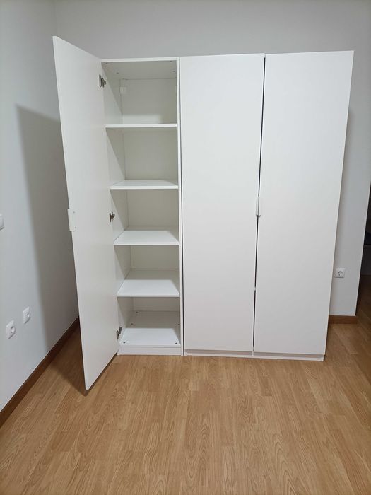 Roupeiro semi-novo 3 portas com boa arrumação