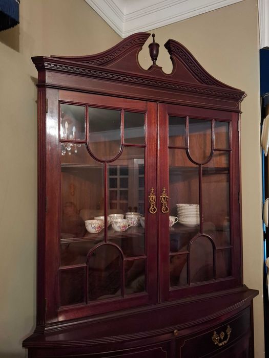 Móvel de Canto de Mogno