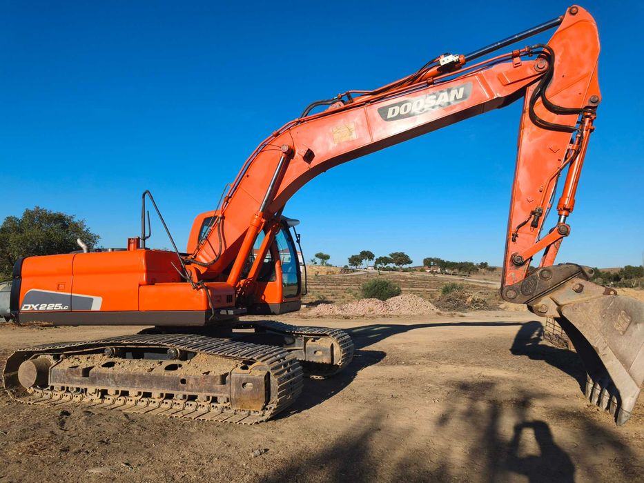 Escavadora Dossan DX225LC