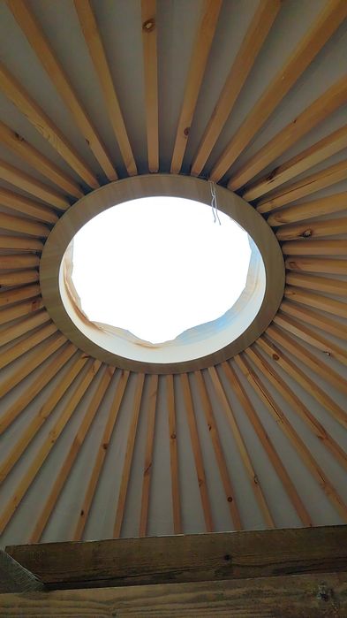 Yurt de 8 metros de diâmetro com janela panorâmica