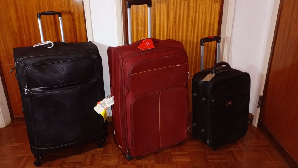 Conjunto de três malas de viagem