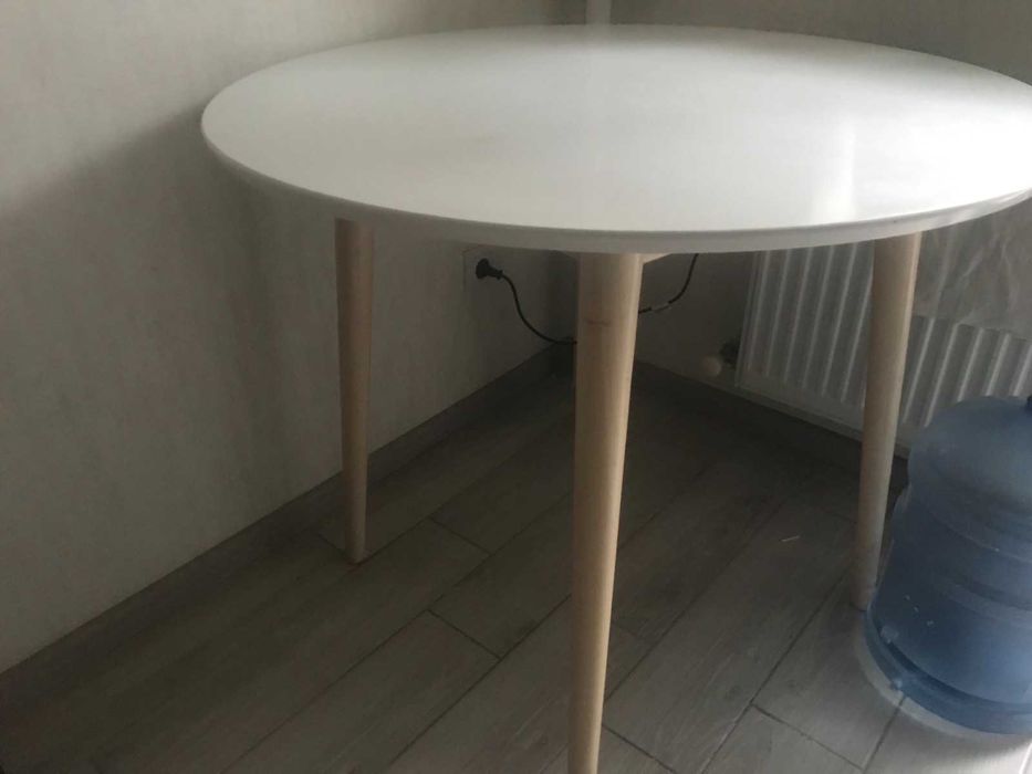 стол обеденный круглый. белого цвета