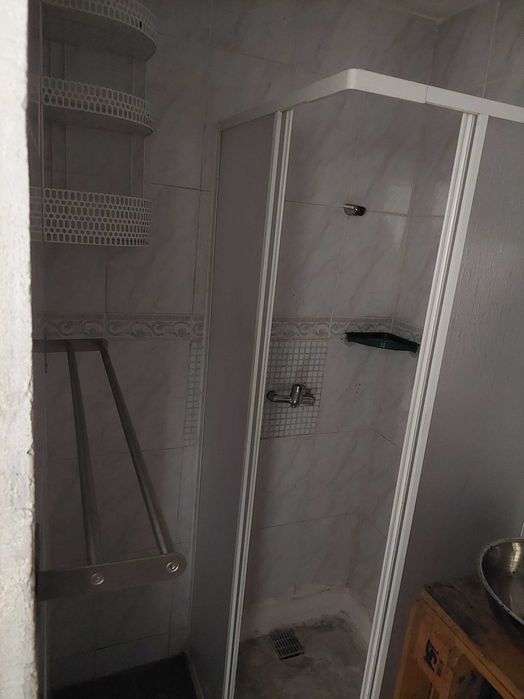 Armazém/garagem de rua com casa de banho e mezanino - Forte da Casa.