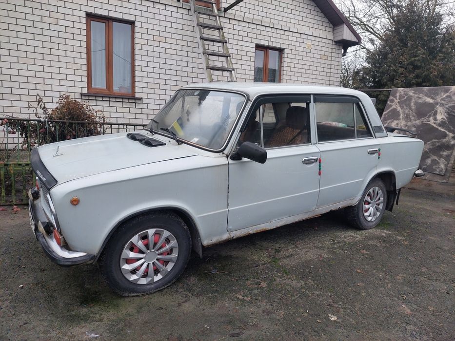 Автомобіль жигули 21011