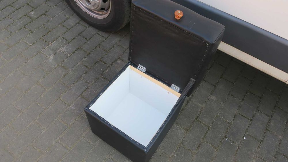 Pufa czarna otwierana skóra ECO