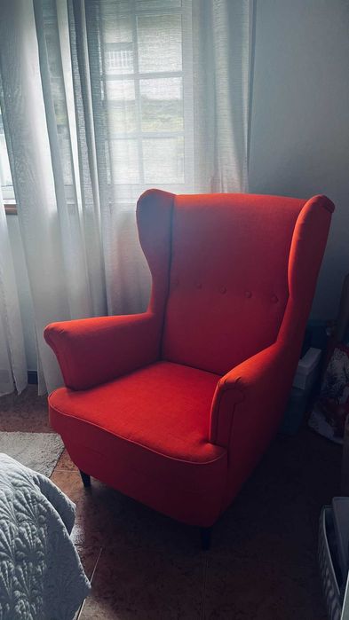 Poltrona + Pousa‑Pés IKEA STRANDMON – Vermelho | Semi‑Novo