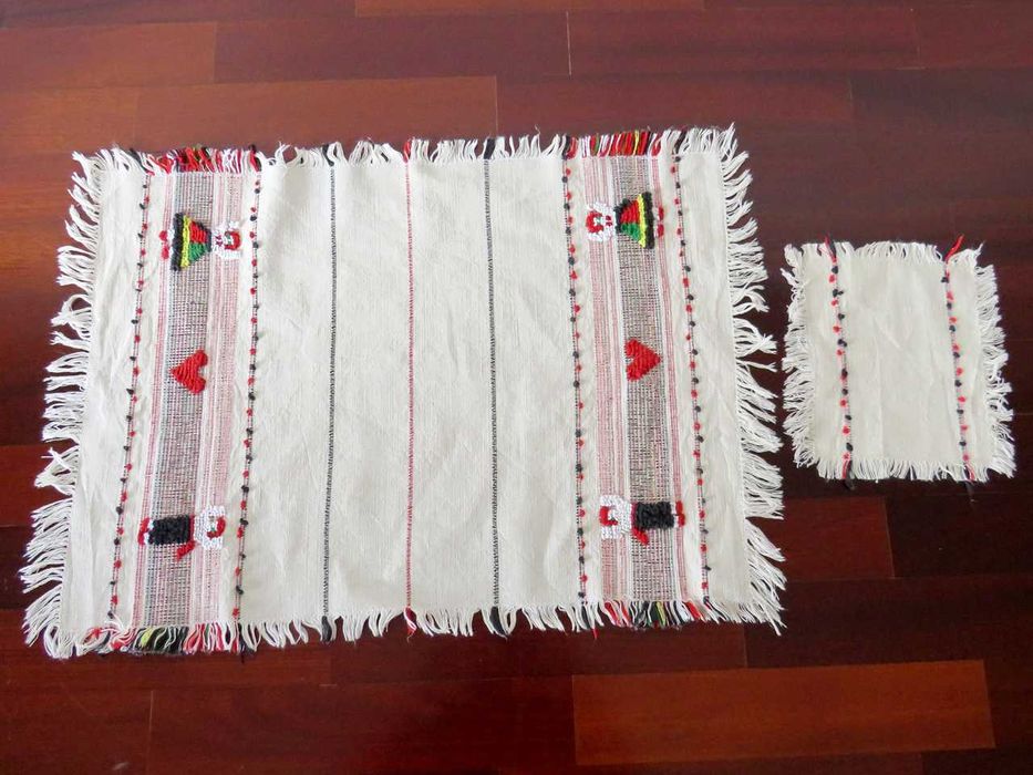 Conjunto em linho com bordados tradicionais, composto por pano de tabuleiro e guardanapo a combinar