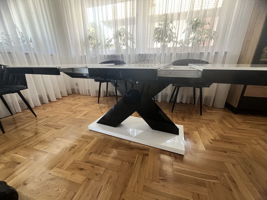 Stół lakierowany rozkladany