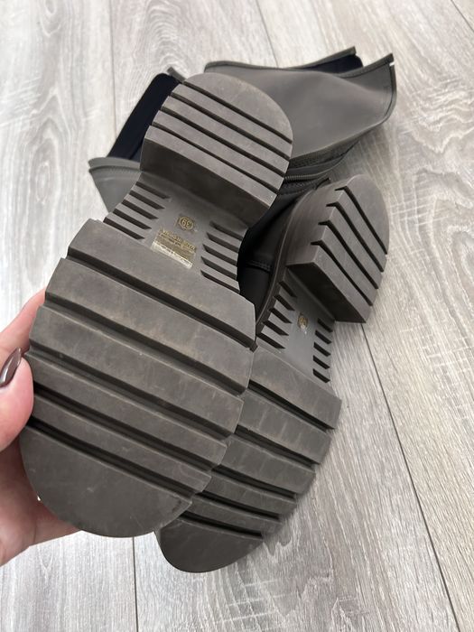 Bota de cano alto com fercho atras. 39