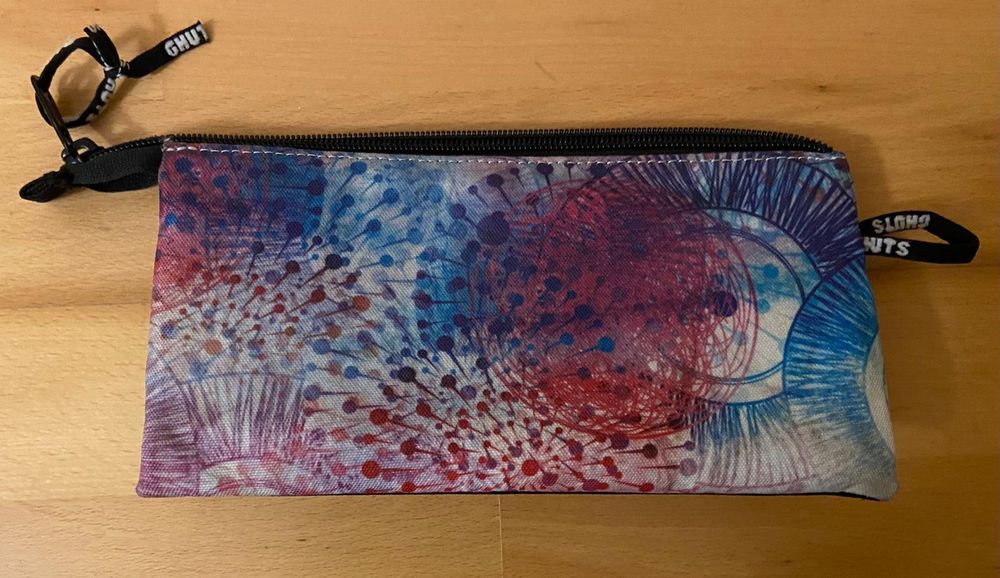 2 estojos diferentes