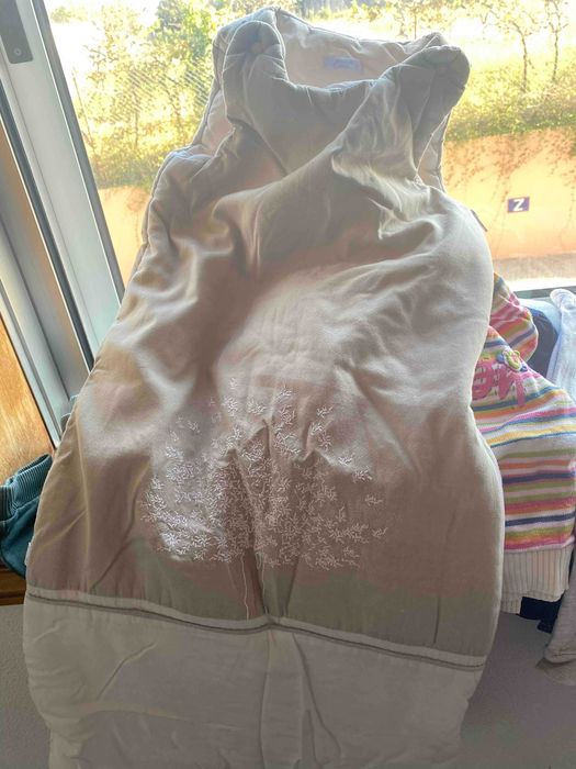 Roupa de Bebé (+9 meses) Tem peças novas.