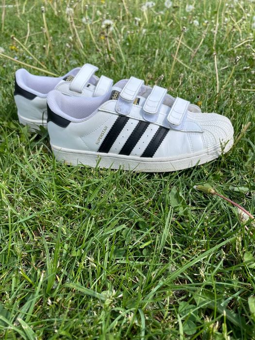 Кросівки adidas.