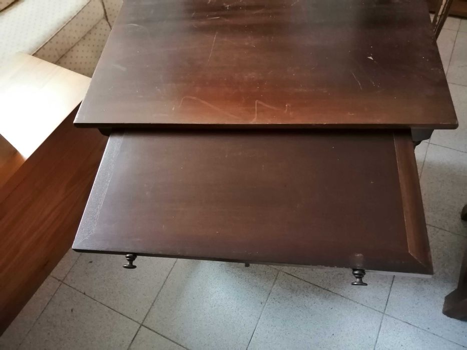 Mesa de apoio com tampo extensível e gaveta