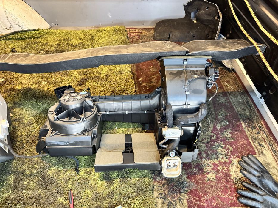 Запчастини до холодильника bmw E65