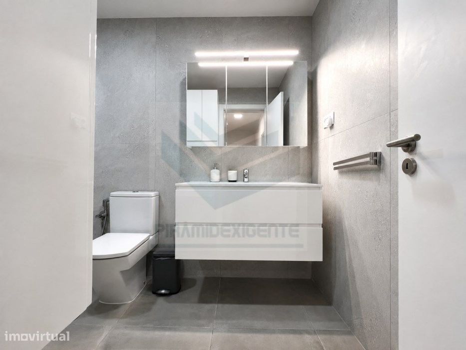 Apartamento T2 Central, 1.º Andar, Estacionamento, Azeitão