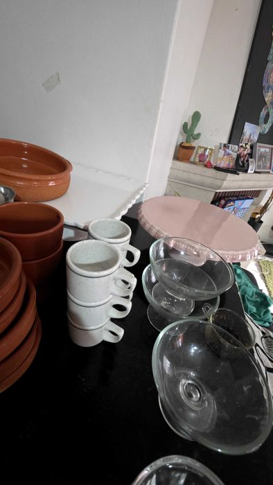 Grande lote de loiça, copos, taças, pratos e jarros – tudo junto
