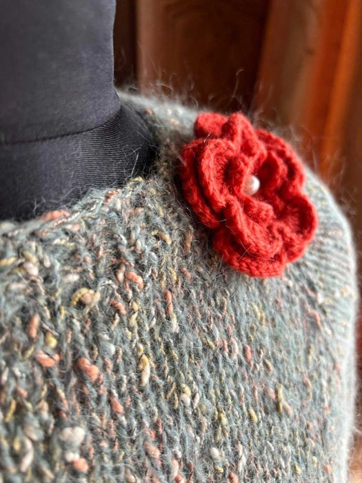 Sweter robiony na drutach