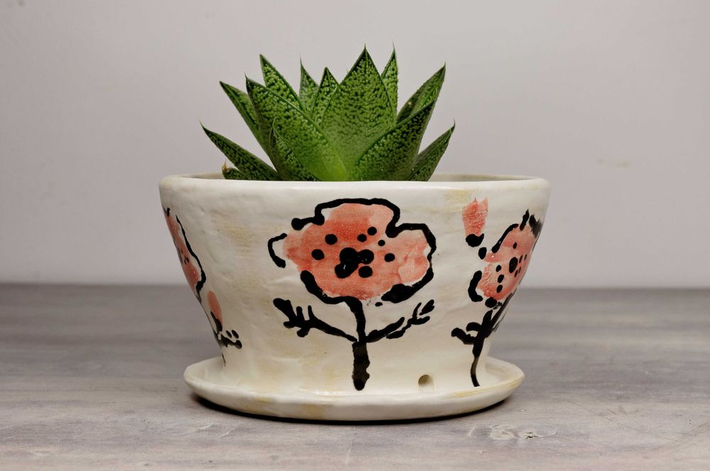 Zestaw ręcznie robionych doniczek z podstawką. Polskie rękodzieło