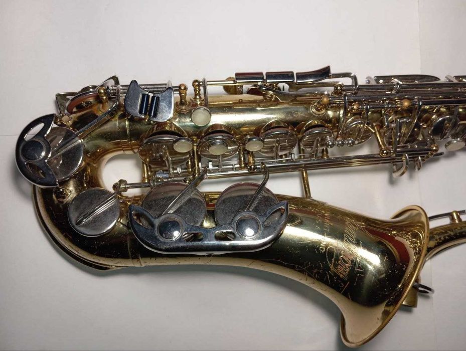 Саксофон Armstrong перекритий