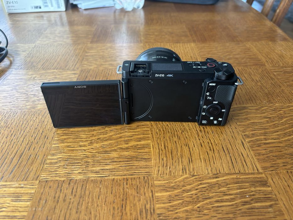 Sony ZV-E10 + E PZ 16-50 mm f/3.5-5.6 OSS