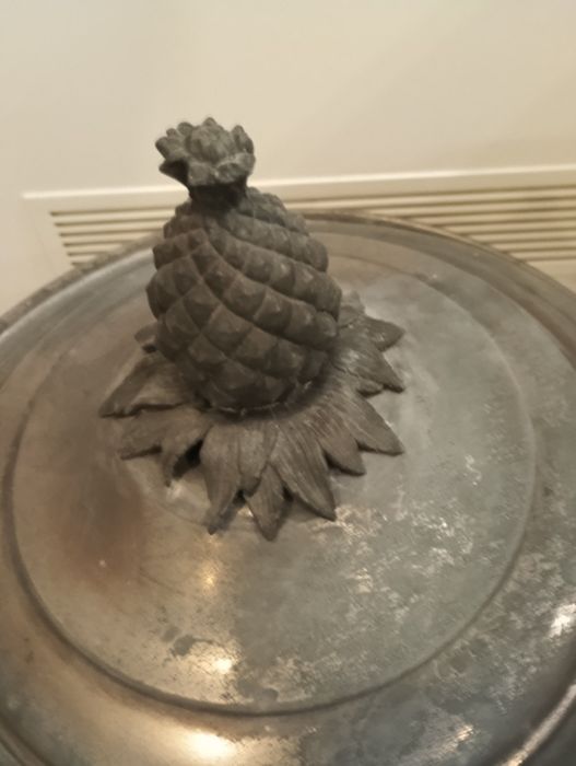 Stara waza z ornamentem w stylu francuskim